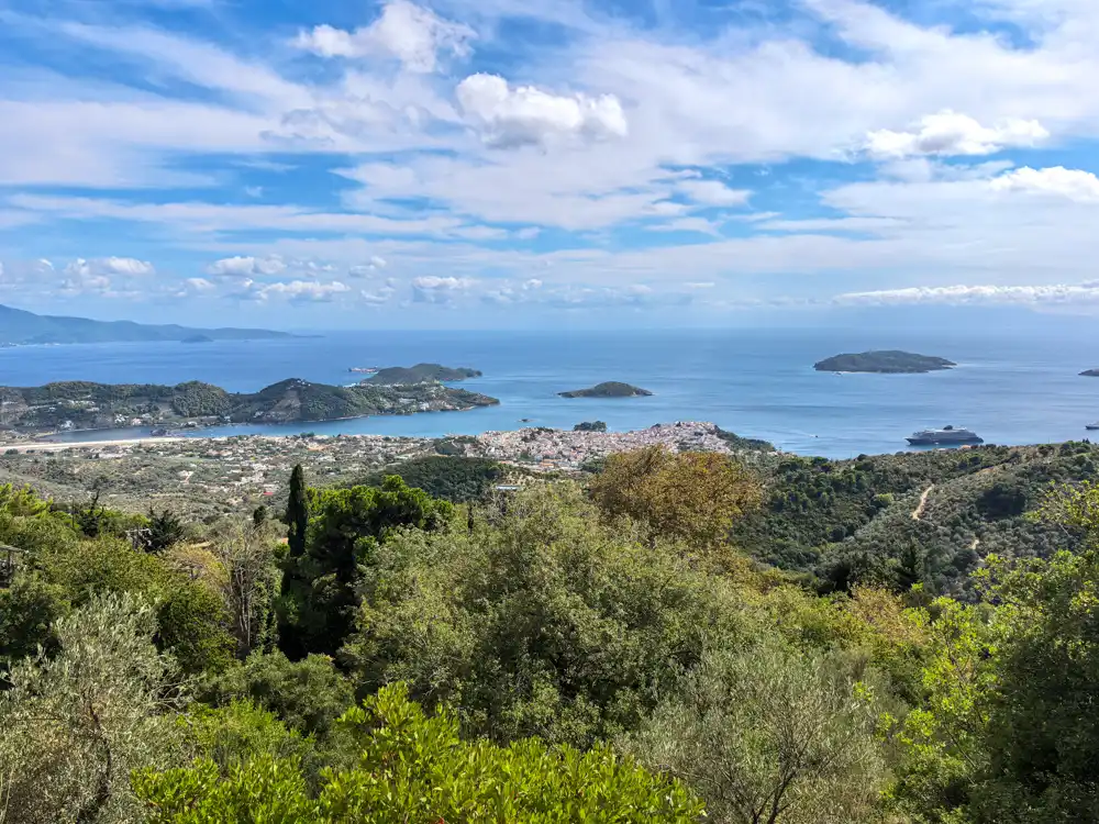 Výhľad na Skiathos z terasy vinárstva