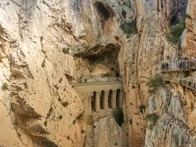 Železničný most pretínajúci údolie 