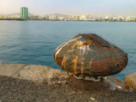 Výhľad na Arrecife z prístavného móla