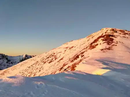 Vrchol Baranca zaliaty večerným slnkom