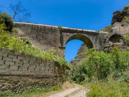 Most cez roklinu Azuaje