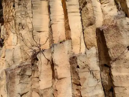 Skalné steny rokliny