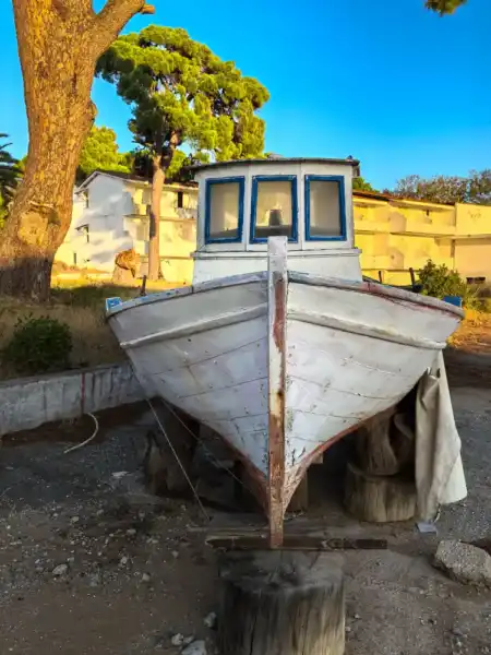 Prechod na Mandraki Beach