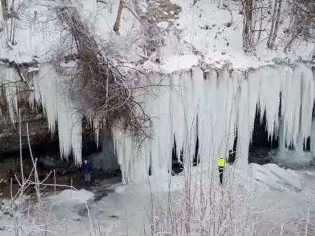 Zamrznutý vodopád pod Śikľavou skalou