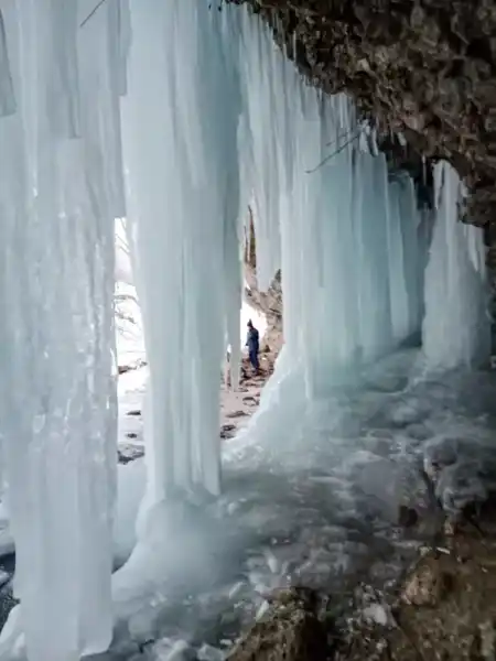 Zamrznuté vodopády na Šikľavej skale