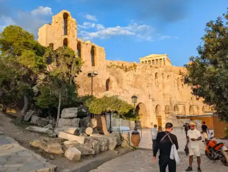 Chodník okolo Akropoly