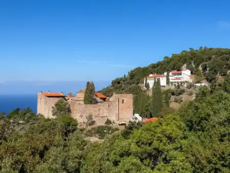 Kláštory nad ostrovom