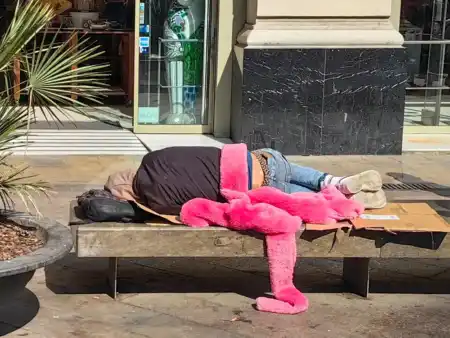 Vyčerpaný superhrdina v Barri Gotic