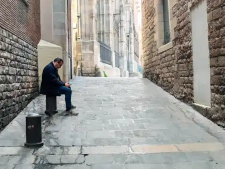 osamelý starec pri katedrále Svätého Kríža