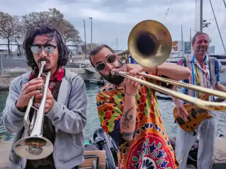 POtulní muzikanti v prístave Barcelony
