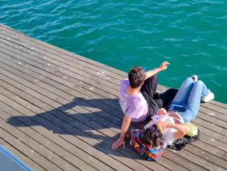 Večerný relax v pístave arcelony