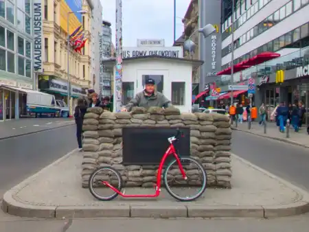 Kostka Berlin Charlie checkpoint