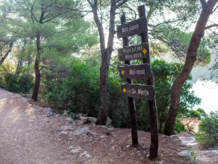 TUristicé smerovníky Mljet