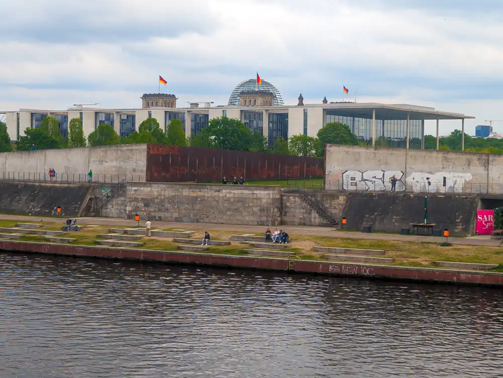 Sklenená kupola Reichstagu za novým parlamentom, Berlin