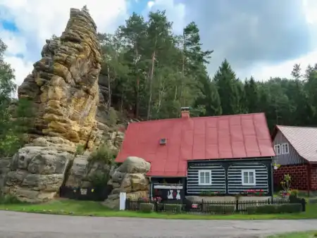Čarovná drevenička a gastro v Jetřichoviciach