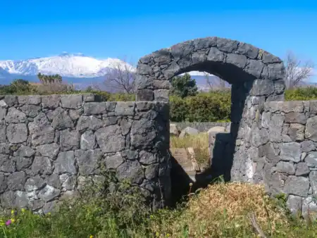 Etna v pozadí