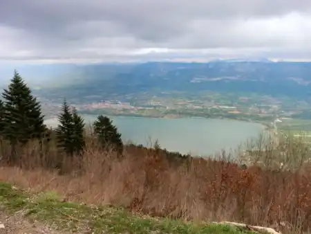 Výhľad na jazero Lac Bourget z Mont du Chat