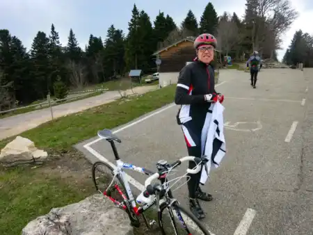 Polka pelotonu sa odpaja v tretine kopca