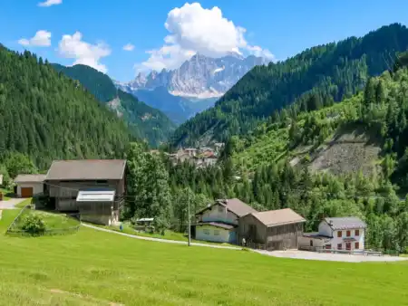 Marmolada v pozadí