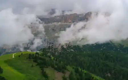 Sella Ronda v oblakoch
