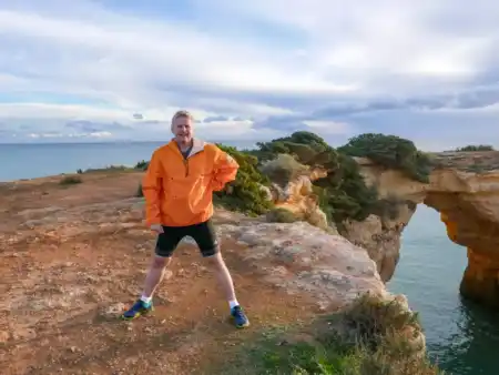 Morský útesový oblúk Praia de Vale Covo