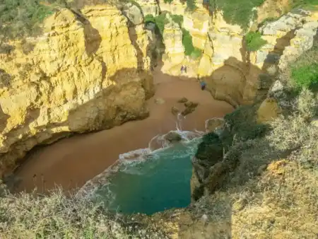 Jaskynná pláž Cala