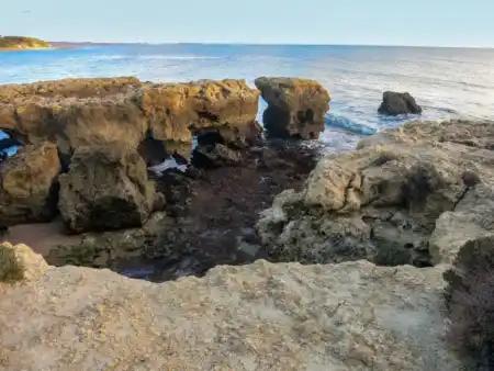 Algarve Oura trail divoké skalné rífy