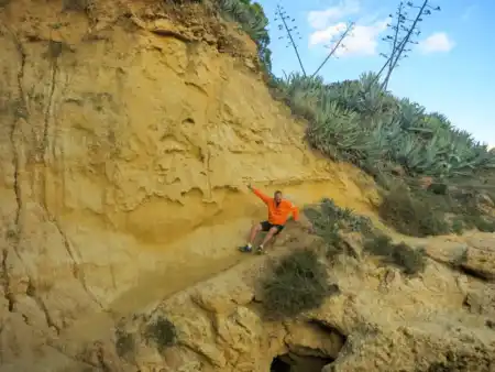 Algarve Oura trail divoké skalné rífy