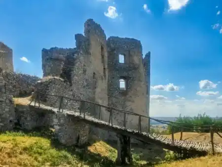 Vstup do zrúcaniny Oponice